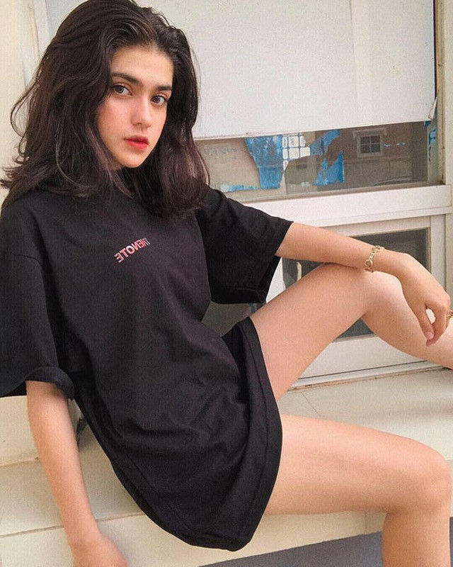 100% những cô gái, chàng trai mang dòng lai đều sở hữu một khuôn mặt đẹp hoàn mỹ, hot girl lai Phan Thuý Anh (SN 2001, đến từ Bà Rịa - Vũng Tàu) cũng là một trường hợp như vậy. Cô nàng mang 3 dòng máu khi có bố là người Nga, mẹ là người Việt - Pháp.