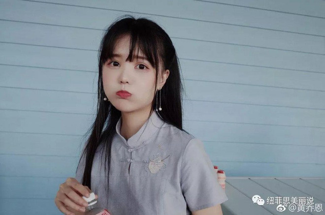 Chẳng phải nói, cô nàng đã khiến người hâm mộ thất vọng nhường nào. "Đây là cùng một người sao? Ngoài bộ quần áo cổ trang thì hãy nói cho tôi biết có điểm gì giống nhau giữa trên ảnh và ngoài đời vậy?", "Trông cô ta chẳng có tí sức sống nào, đi đóng phim ma thì hợp", "Bà cô trung niên cố tình hoá thiếu nữ hay sao?" - Cộng đồng mạng Trung Quốc gay gắt nhận xét.