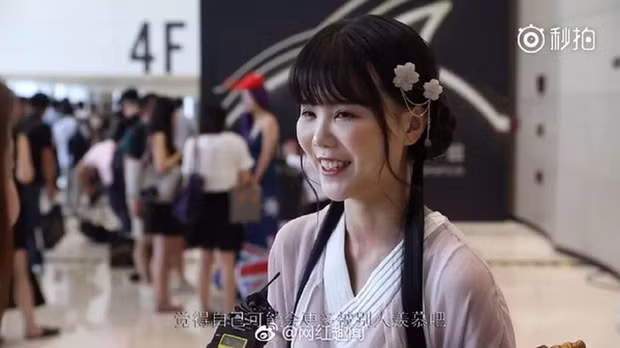 Mới đây, hot girl cổ trang xuất hiện trong một sự kiện khiến nhiều người sốc nặng bởi nhan sắc khác sa so với trên ảnh. Không còn đôi mắt to tròn, khuôn miệng duyên, Kiều Ân sở hữu nước da xám xịt, bọng mắt to và chiếc mũi thô.