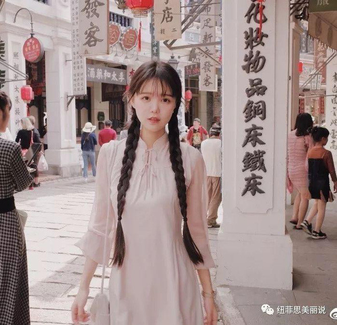 Hot girl cổ trang Trung Quốc hiện đang sở hữu 800 nghìn lượt theo dõi trên mạng xã hội. Bất kỳ bộ ảnh nào cô đăng tải lên mạng xã hội đều nhận được phản hồi rất tích cực.