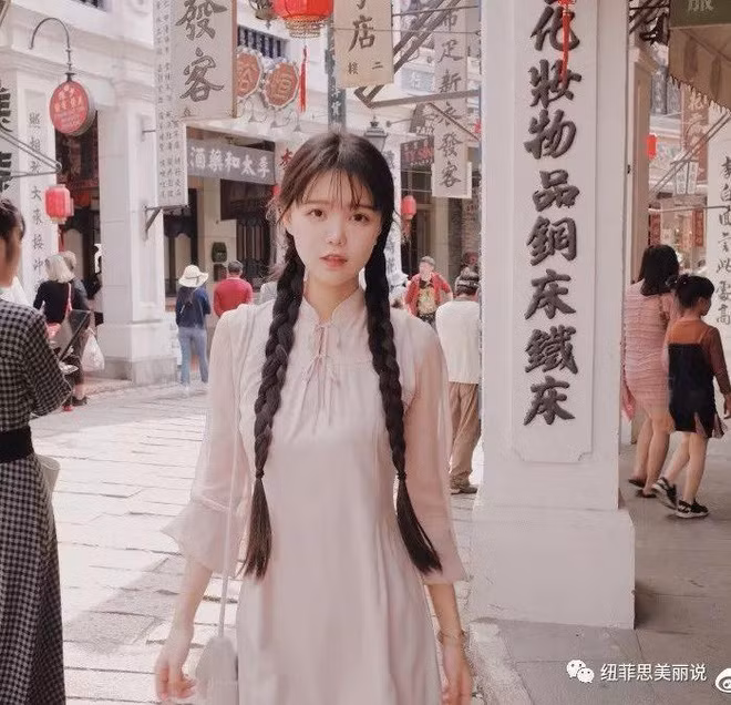 Hot girl cổ trang Trung Quốc hiện đang sở hữu 800 nghìn lượt theo dõi trên mạng xã hội. Bất kỳ bộ ảnh nào cô đăng tải lên mạng xã hội đều nhận được phản hồi rất tích cực.