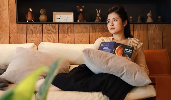 Ít ai biết rằng, BTV Hải Vân từng theo học chuyên ngành ngoại ngữ ở Đại học Quốc gia Hà Nội, một lĩnh vực chẳng liên quan gì đến nghề hiện tại.