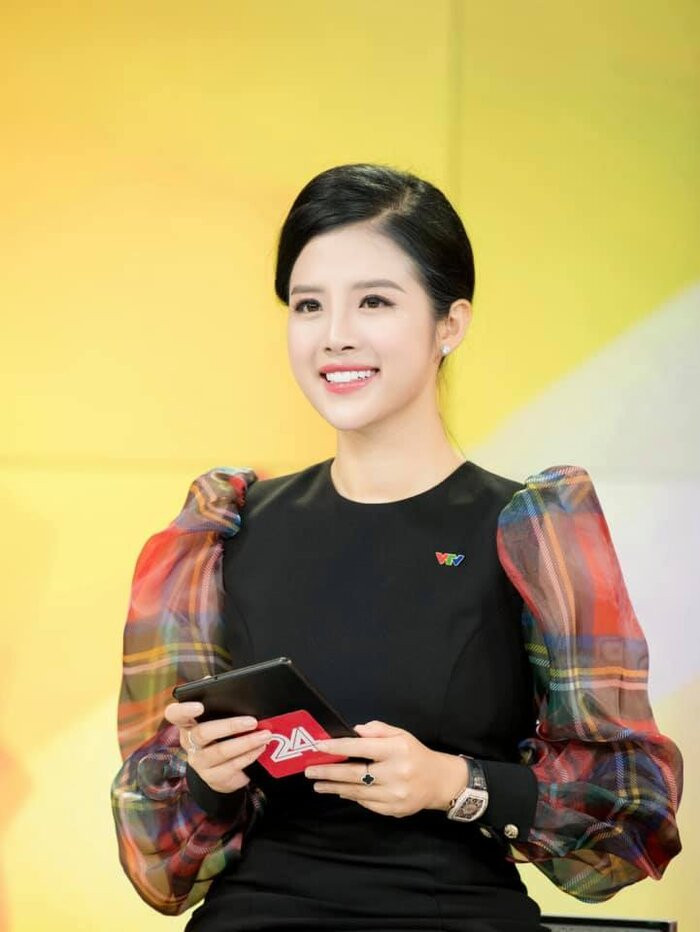 Nếu như khi lên sóng, cô nàng sinh năm 1994 thường diện áo váy lịch sự, kín đáo thì ngoài đời thường, 9X lại chuộng những những bộ trang phục nữ tính, gợi cảm.