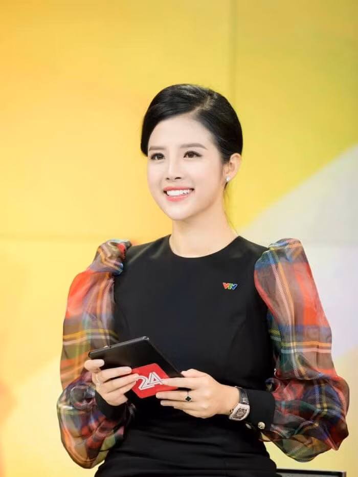 Nếu như khi lên sóng, cô nàng sinh năm 1994 thường diện áo váy lịch sự, kín đáo thì ngoài đời thường, 9X lại chuộng những những bộ trang phục nữ tính, gợi cảm.