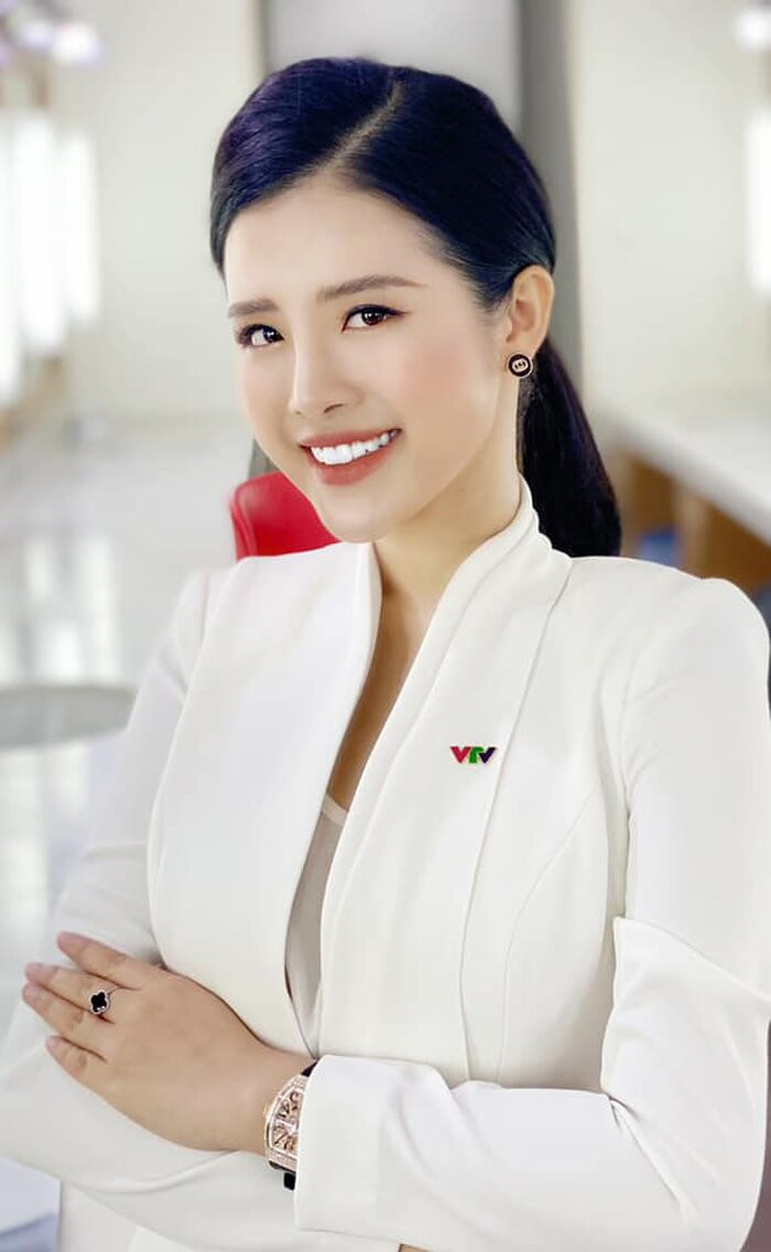 Ở tuổi 26, BTV Hải Vân đã sở hữu khối tài sản "không phải dạng vừa" với 2 căn hộ chung cư cao cấp ở Hà Nội, xế hộp riêng và bộ sưu tập hàng hiệu đắt đỏ.