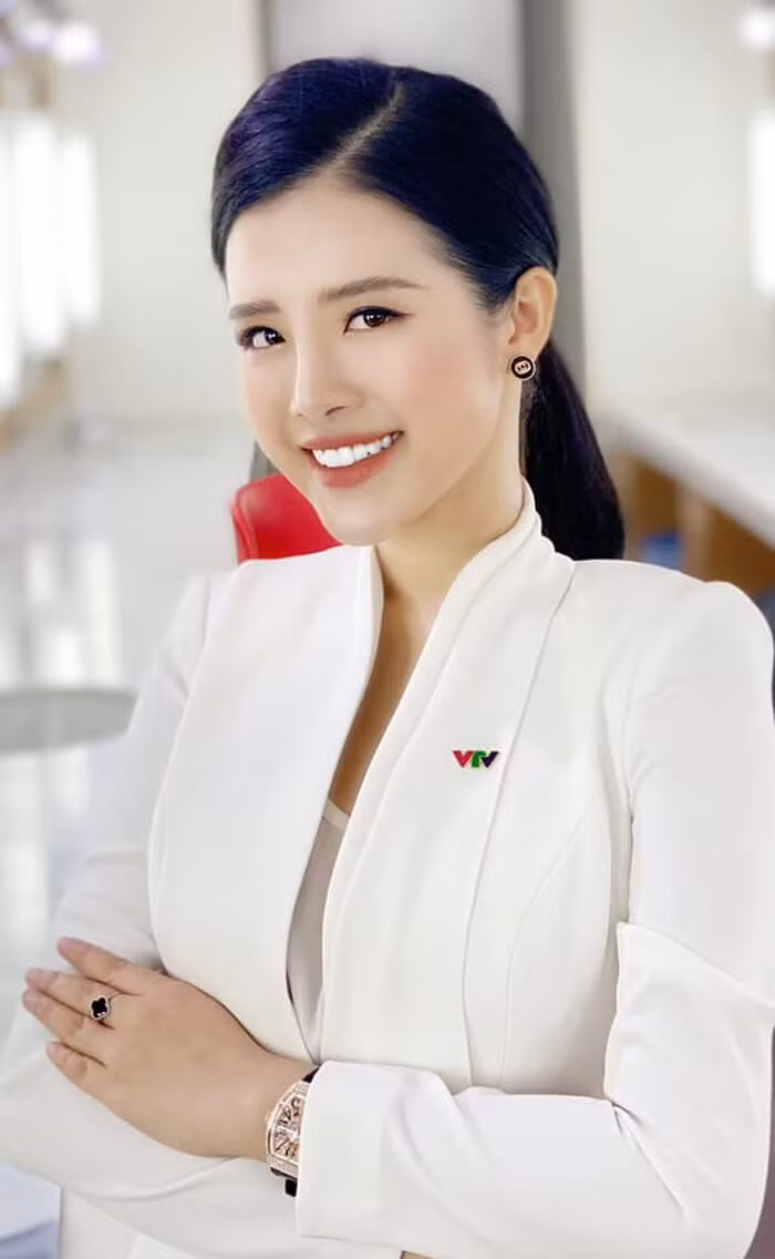 Ở tuổi 26, BTV Hải Vân đã sở hữu khối tài sản "không phải dạng vừa" với 2 căn hộ chung cư cao cấp ở Hà Nội, xế hộp riêng và bộ sưu tập hàng hiệu đắt đỏ.