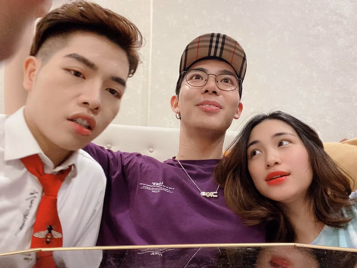 Sau khi chia tay chàng cầu thủ xứ Nghệ, Hoà Minzy tập trung vào sự nghiệp ca hát và có được những thành công nhất định. Đặc biệt nhóm "Hoa dâm bụt" bao gồm cô, Erik và Đức Phúc rất được yêu mến nhờ những trò đùa "lầy lội". Tuy nhiên thời gian sau đó, Hoà Minzy liên tục vướng scandal phát ngôn gây sốc, vào hậu trường tìm gặp nhóm nhạc Hàn Quốc BTS.