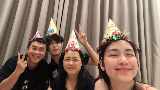 Sau khi viết tâm thư gửi người hâm mộ về việc sẽ tạm dừng hoạt động nghệ thuật để lấy lại cân bằng cho cuộc sống, dành nhiều thời gian cho gia đình và tin đồn đi đẻ, Hoà Minzy khá im ắng, không còn chia sẻ quá nhiều trên mạng xã hội.