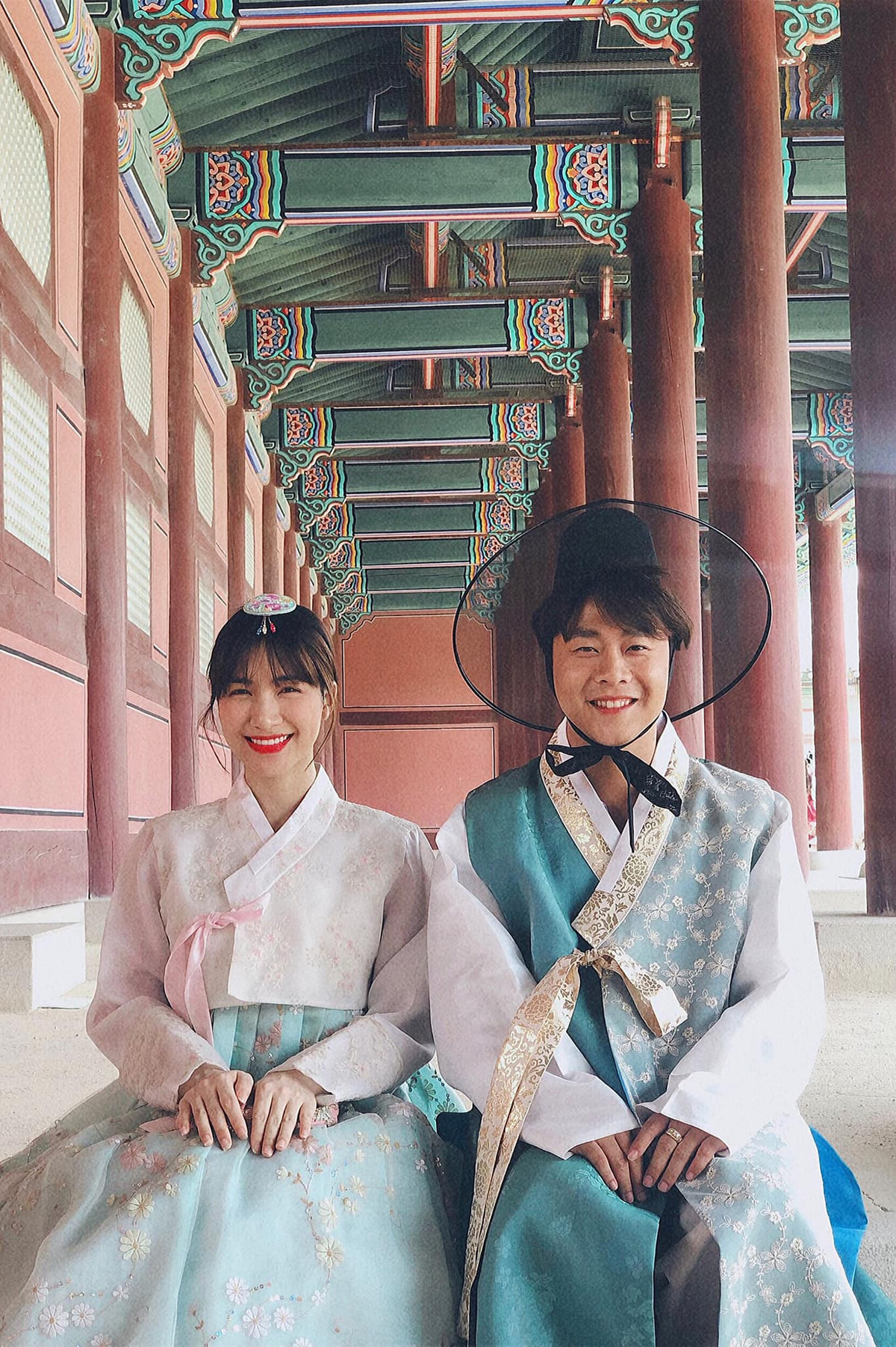 Tháng 3/2018, Hoà Minzy công khai bạn trai đại gia sau 2 năm chia tay Công Phượng. Cuối năm 2018, cặp đôi dính tin đồn kết hôn tuy nhiên nữ ca sĩ khẳng định sẽ không lấy chồng cho đến khi lo được cho em trai học xong đại học.