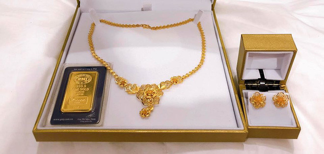 Mới đây, vào dịp sinh nhật mẹ, Hoà Minzy khoẻ quà tặng mẹ trên mạng xã hội cùng dùng trạng thái: "Quà tặng cho mẹ là quà bằng tiền của tui nhen. Không phải của chồng tui cho hay chồng tui mua. Mà là quà của con gái tặng mẹ. Chồng tui tặng mẹ cái khác không liên quan. Lần này không có bán nữa nha. Con lập tài khoản ngân hàng rồi. Chỉ việc thiếu là rút ở đó. Hay chuyển cho ai mẹ muốn. Con chuyển đầy vô đấy rồi".