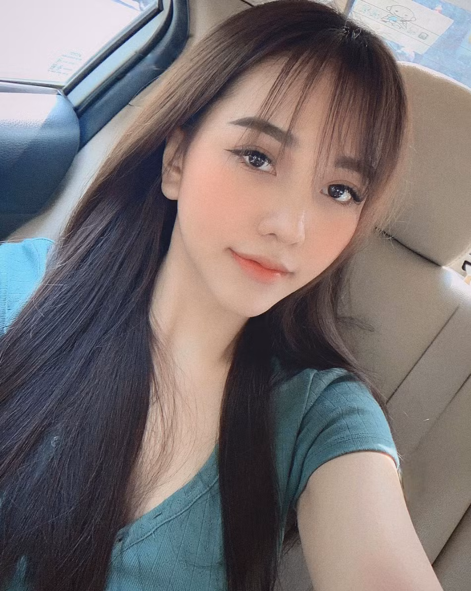 Gia Hân được đánh giá là sở hữu nhan sắc xinh đẹp, cuốn hút. Có một số ý kiến cho rằng vẻ đẹp của hot girl không được tự nhiên, đã qua thẩm mĩ.