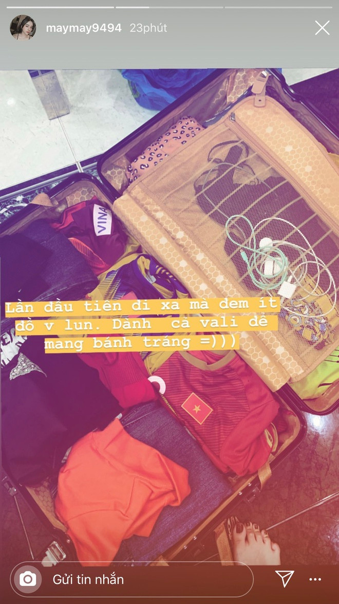 Mới đây, trên trang Instagram cá nhân, Gia Hân khoe rằng cô sắp sang Philippines cổ vũ Hoàng Đức và đội tuyển U22 Việt Nam trong trận chung kết gặp U22 Indonesia. Trong vali cồn thấy rõ cô mang theo một vài chiếc áo đấu của tuyển quốc gia.