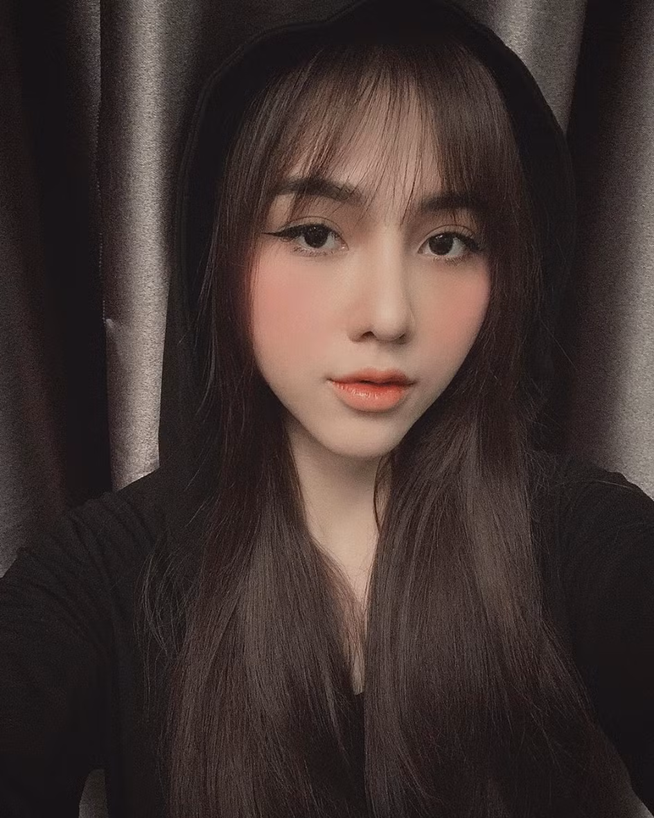 Gia Hân là hot girl gốc Đồng Nai. Trên trang cá nhân cô nàng có 21 nghìn lượt người theo dõi. Hiện tại hot girl đang là chủ của một spa làm đẹp.