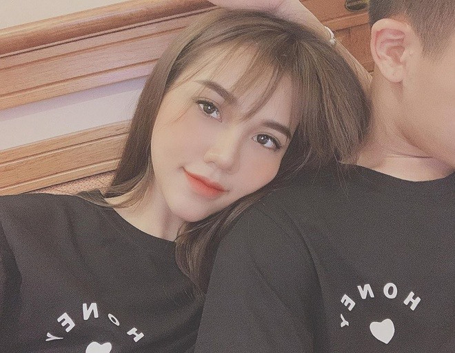 Nguyễn Gia Hân (SN 1997) được biết đến là bạn gái Hoàng Đức, cầu thủ U22 đang thi đấu tại SEA Games 30 tại Philippines.