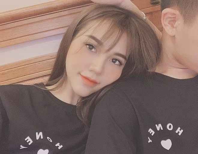 Sang Philippines co vu U22 Viet Nam, ban gai Hoang Duc mang theo qua la