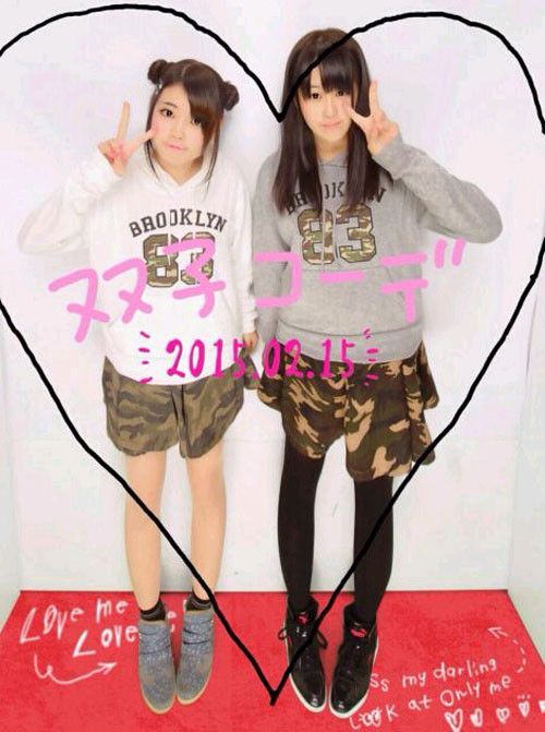 Một nhân viên bán hàng cho biết, các tạp chí thời trang dành cho tuổi teen thường có hai mẫu teen ăn mặc khá giống nhau, dẫn đến trào lưu mới ngày một lan rộng và rất được yêu thích.