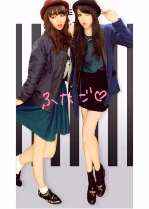 Một số cửa hàng quần áo đã bắt đầu chú ý đến hiện tượng này, họ phải mặc cùng một kiểu quần áo và kết hợp với nữ trang kiểu sinh đôi cho những ma-nơ-canh trong cửa hàng để lôi kéo sự chú ý của những nữ sinh.