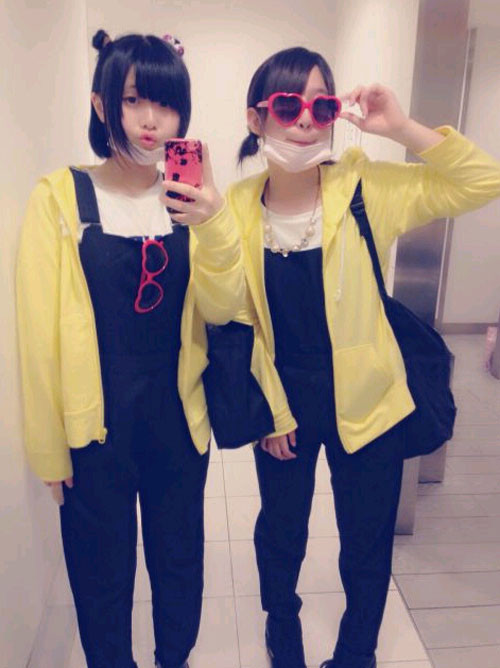 Theo nhận định của tờ "Tin tức Tây Nhật Bản", xu hướng đôi bạn thân mặc "sinh đôi" kiểu quần áo hoặc phụ kiện đang rất phổ biến ở Nhật trong độ tuổi từ 10 đến 20.