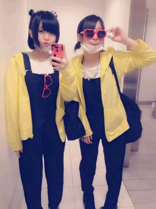 Theo nhận định của tờ "Tin tức Tây Nhật Bản", xu hướng đôi bạn thân mặc "sinh đôi" kiểu quần áo hoặc phụ kiện đang rất phổ biến ở Nhật trong độ tuổi từ 10 đến 20.