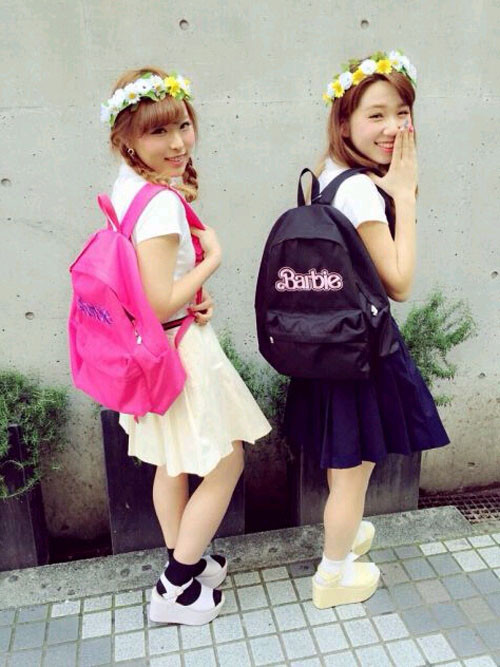 Tagawa, Fukuoka là hai nữ sinh trung học cơ sở, từ cách đây vài năm họ đã mua quần áo giống nhau. Hiện nay hai cô nàng đã có tổng cộng 8 bộ quần áo giống nhau.