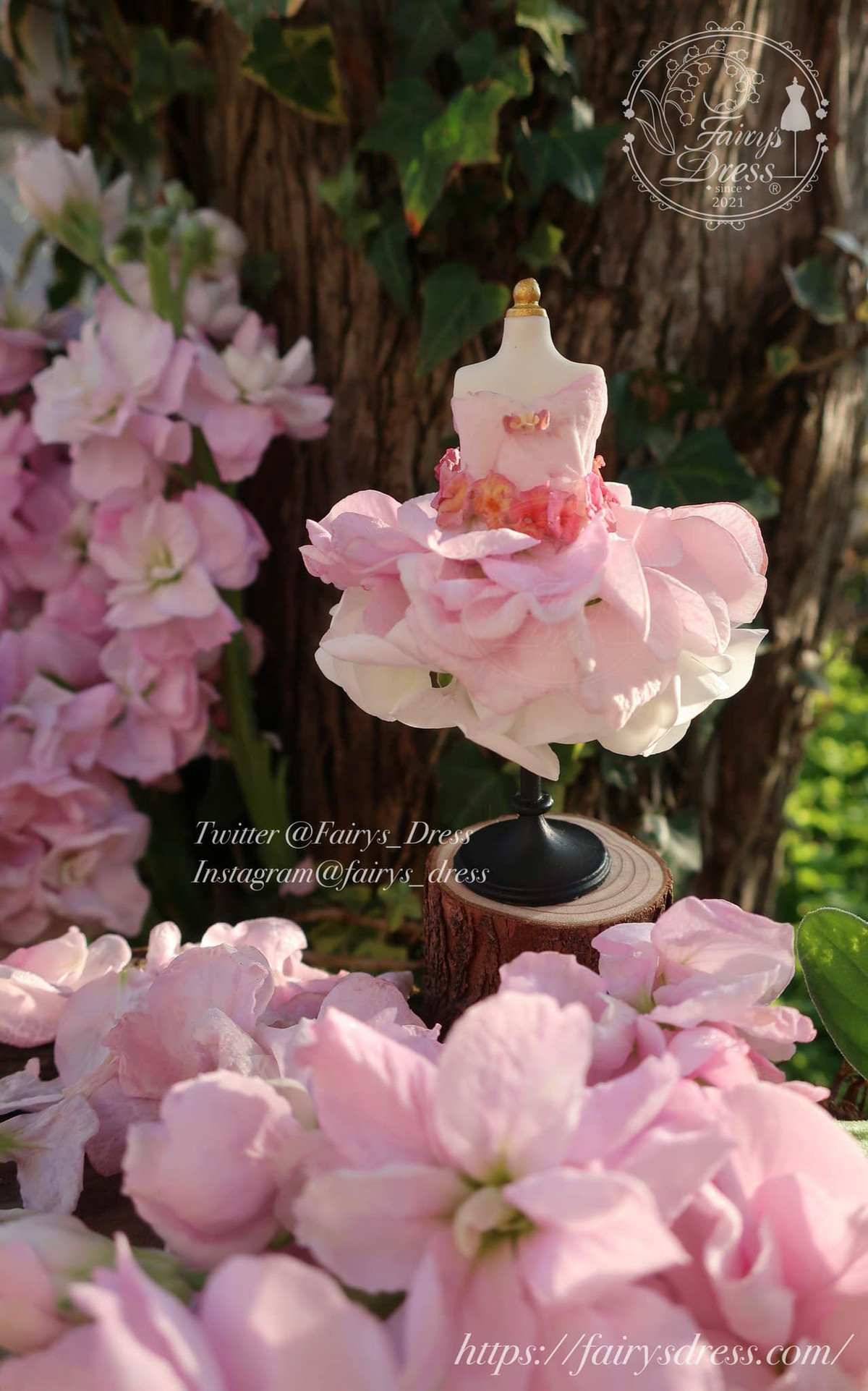 Với niềm đam mê làm vườn trong hơn 14 năm, họa sĩ trẻ khiến người xem không khỏi thán phục trước các bộ trang phục Fairy Dress vô cùng tỉ mỉ.