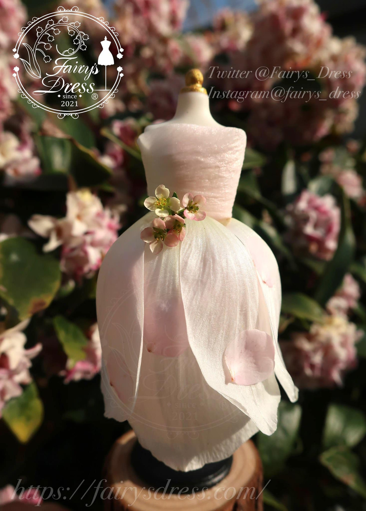 Cô sử dụng các loại hoa như păng-xê, hoa bìm bìm, hoa hồng và hoa cẩm chướng để tạo nên những bộ váy tuyệt đẹp mà bất kỳ nàng tiên nào khi mặc lên sẽ thật đẹp.