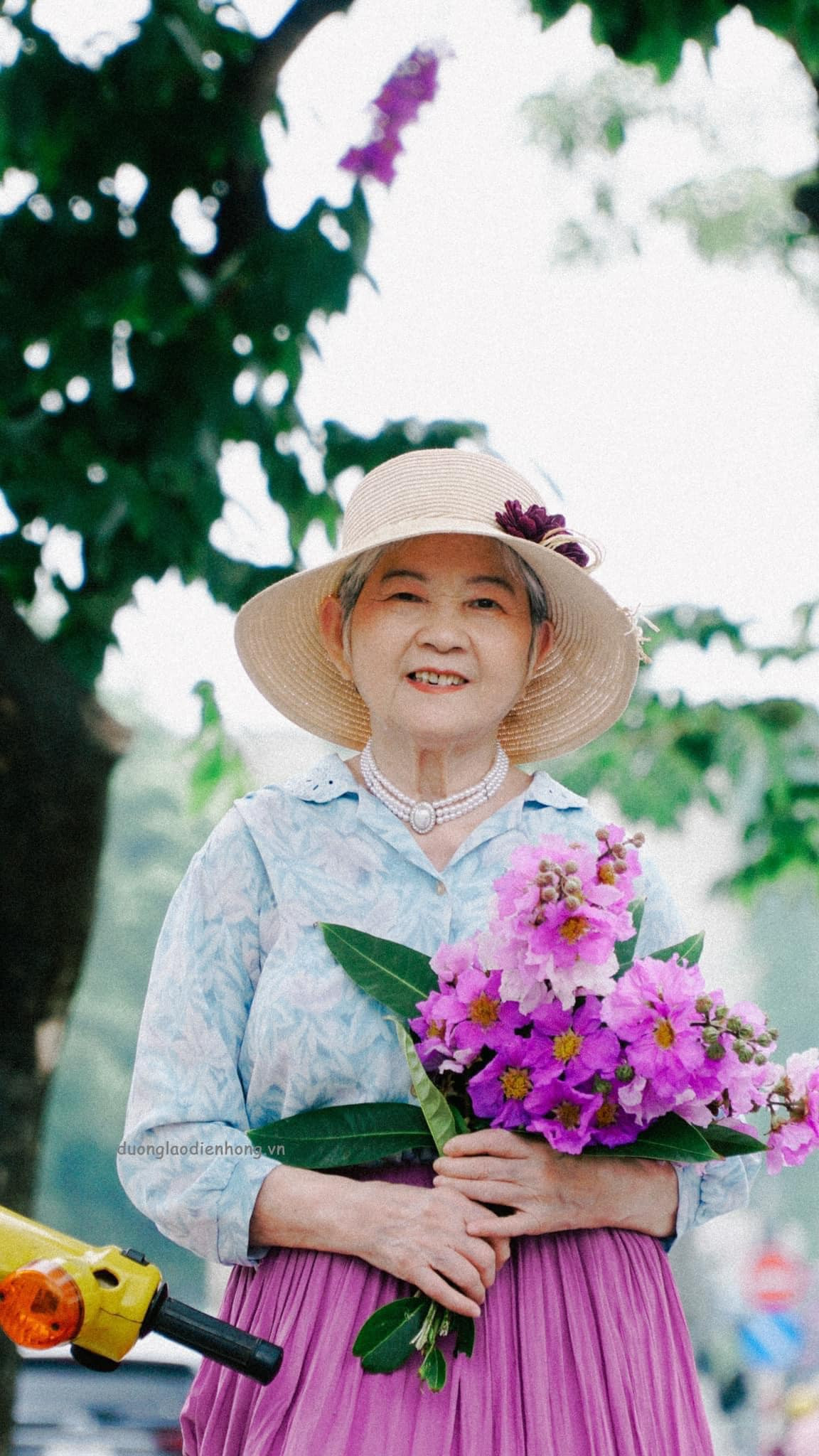 Nụ cười của cụ bà khiến nhiều người phải trầm trồ: "Thời trẻ hẳn cụ cùng là một đại mỹ nhân chứ chả đùa", "ước gì mình về già cũng vui vẻ yêu đời như thế này".