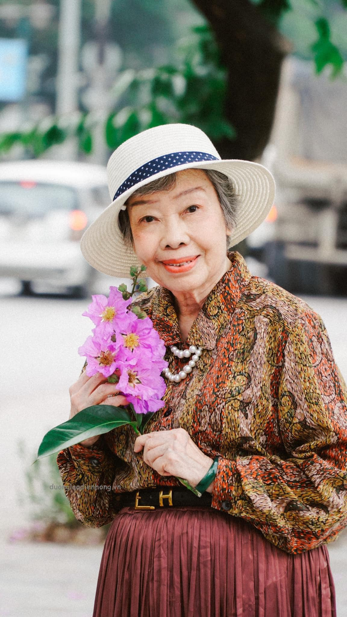 Cách ăn mặc của bà cụ cũng rất có gu.
