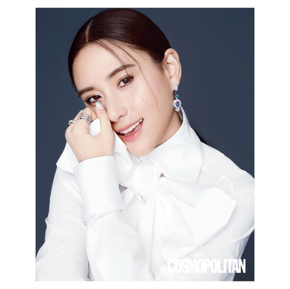 Hà Siêu Liên sở hữu nhan sắc xinh đẹp với đôi mắt to hút hồn, miệng rộng sang và dáng người mảnh khảnh cao.