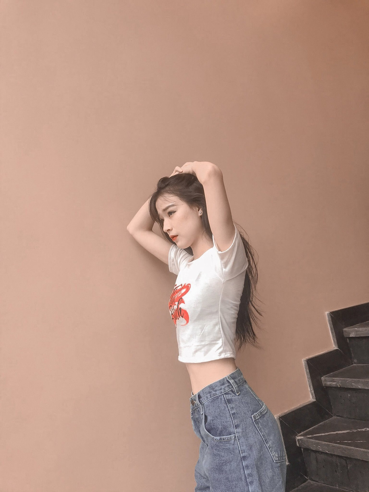 Ngoài ra, hot girl Tik Tok này cũng rất chăm chút cho cơ thể của mình, cô nàng chăm chỉ tập luyện để có được thân hình cùng vòng eo đáng mơ ước.