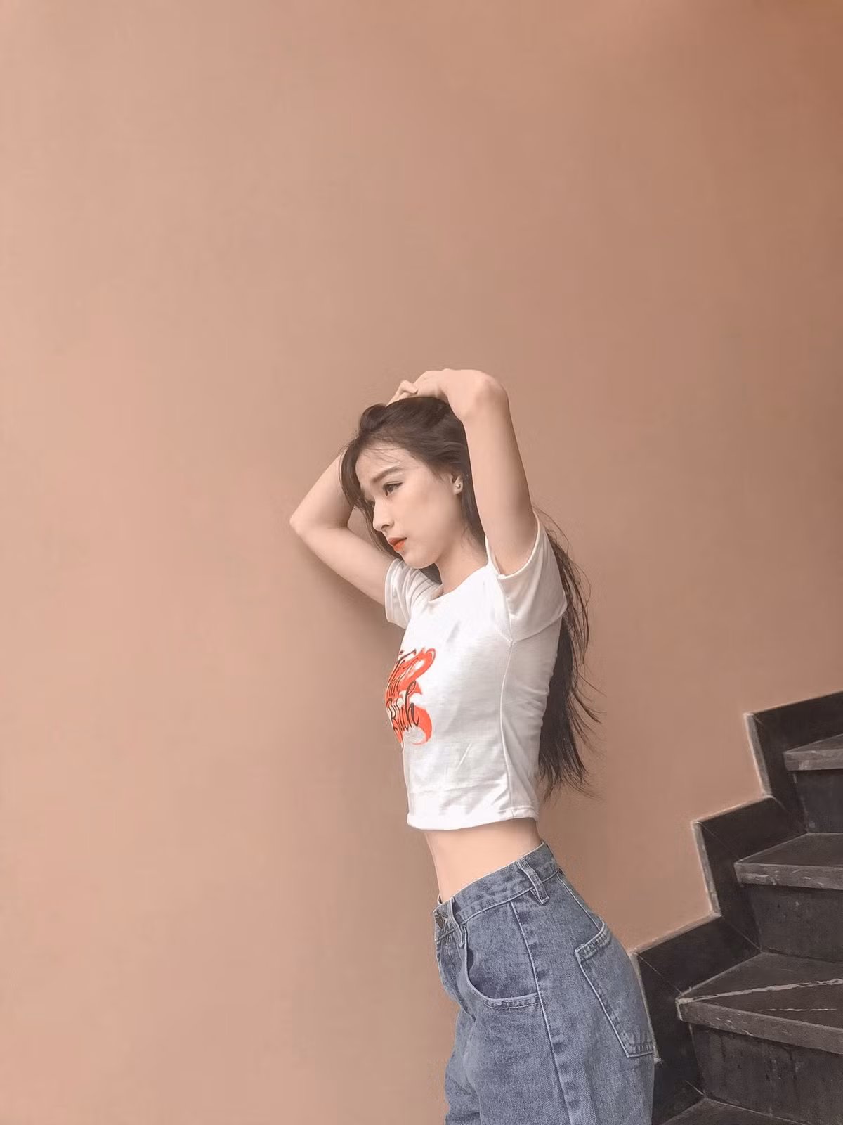 Ngoài ra, hot girl Tik Tok này cũng rất chăm chút cho cơ thể của mình, cô nàng chăm chỉ tập luyện để có được thân hình cùng vòng eo đáng mơ ước.