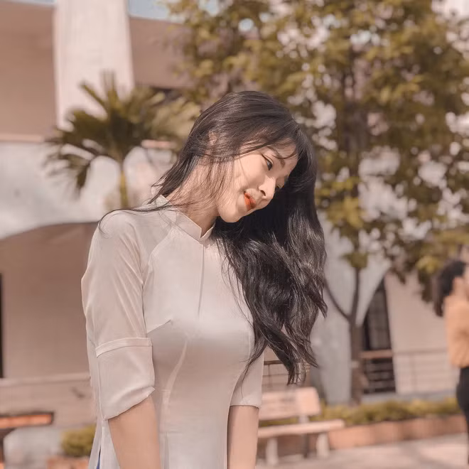 Điểm thu hút của hot girl Tik Tok này chính là thần thái ngút trời của cô. Một chút lạnh lùng, quyến rũ nhưng cũng rất dễ thương trên gương mặt thanh tú, sống mũi cao cùng làn da trắng này đã khiến đối phương chết mê.