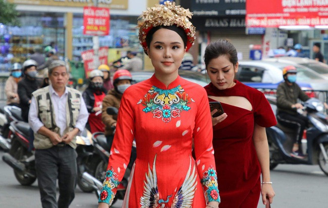 "Make up mới học nghề xong và Quỳnh Anh là người bị đem ra thử tay nghề hay gì? Make up thế này để mặt mộc còn xinh hơn", "Bà thợ trang điểm với làm tóc là người yêu cũ của Duy Mạnh đúng không? Trang điểm cho cô dâu vừa ác vừa già", "Ai bảo lấy crush quốc dân thì bị trả thù đấy" - Cộng đồng mạng hài hước bình luận.