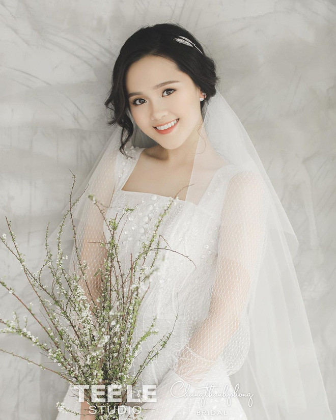 Nhan sắc cực ngọt ngào của bạn gái Duy Mạnh trong bộ ảnh cưới khiến dân mạng trầm trồ bao nhiêu thì ngày ăn hỏi lại hụt hẫng, thất vọng bấy nhiêu.