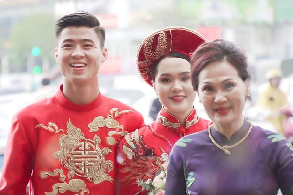 Người hâm mộ cho rằng khi đứng cạnh nhau, Quỳnh Anh già hơn hẳn so với cầu thủ Duy Mạnh. Chú rể tươi tắn, còn cô dâu chẳng khác nào chưa khỏi ốm mà đã vội vã tổ chức lễ cưới. Hậu ăn hỏi, có lẽ người make up cho Quỳnh Anh là bị "ăn gạch" nhiều nhất trên mạng xã hội vì không có tâm.