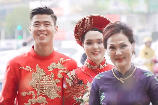 Người hâm mộ cho rằng khi đứng cạnh nhau, Quỳnh Anh già hơn hẳn so với cầu thủ Duy Mạnh. Chú rể tươi tắn, còn cô dâu chẳng khác nào chưa khỏi ốm mà đã vội vã tổ chức lễ cưới. Hậu ăn hỏi, có lẽ người make up cho Quỳnh Anh là bị "ăn gạch" nhiều nhất trên mạng xã hội vì không có tâm.