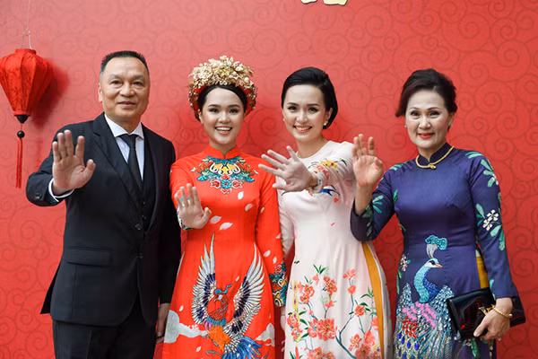 Nhan sac la Quynh Anh ngay an hoi, dan mang truy tim ban make up