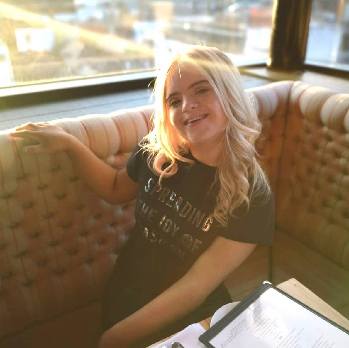 Hot girl mắc bệnh Down được chuẩn đoán không thể đọc, viết và nói chuyện. Suốt nhiều năm, Kate Grant đã nỗ lực để vượt qua chính mình. Từ năm 13 tuổi, cô nàng đã bắt đầu nuôi dưỡng và thực hiện ước mơ trở thành người mẫu và chuyên viên trang điểm.