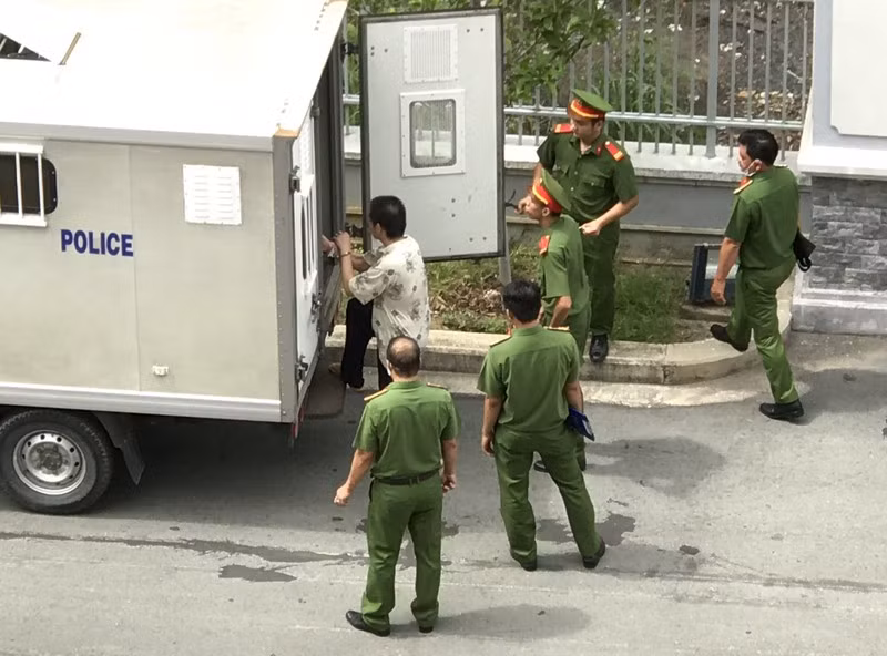 Y an tu hinh nguoi sat hai vo va ban nu trong choi vit