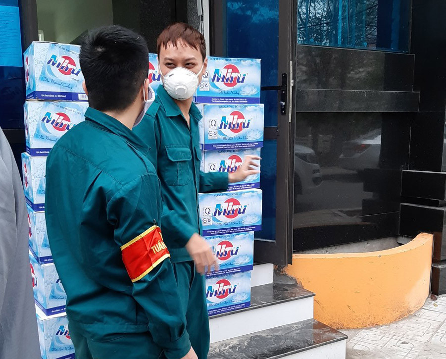 Quan Ba Dinh cung cap nhu yeu pham cho 195 nguoi bi cach ly-Hinh-2