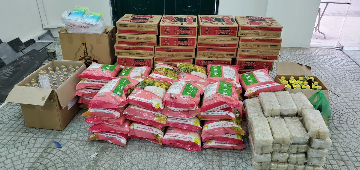 Quan Ba Dinh cung cap nhu yeu pham cho 195 nguoi bi cach ly