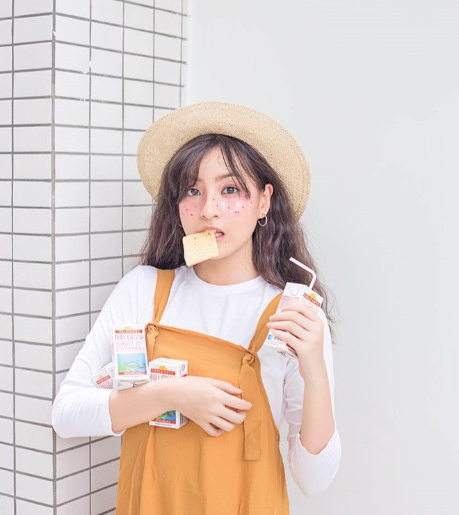 "Bị cuồng bạn này, cách nói chuyện cuốn hút, tự tin", "Xinh xắn học giỏi, quá ngưỡng mộ luôn" là lời khen CĐM dành cho cô gái.