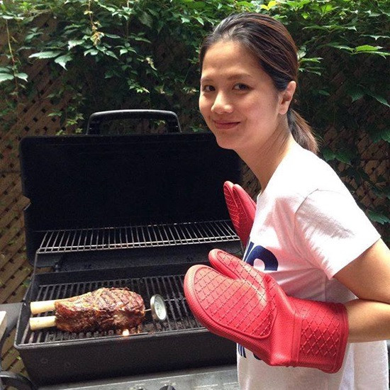 Nữ phụ phim "Bỗng dưng muốn khóc" cho biết cô hoàn toàn hài lòng với cuộc sống hiện tại của mình. Đơn giản đảm đương tốt vai trò làm một người vợ, người mẹ. Gia đình êm ấm nên dù ở xa quê hương, 7 năm chưa có dịp quay trở lại Việt Nam nhưng Vân Anh cũng không hề cảm thấy cô đơn.