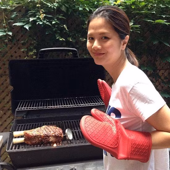 Nữ phụ phim "Bỗng dưng muốn khóc" cho biết cô hoàn toàn hài lòng với cuộc sống hiện tại của mình. Đơn giản đảm đương tốt vai trò làm một người vợ, người mẹ. Gia đình êm ấm nên dù ở xa quê hương, 7 năm chưa có dịp quay trở lại Việt Nam nhưng Vân Anh cũng không hề cảm thấy cô đơn.