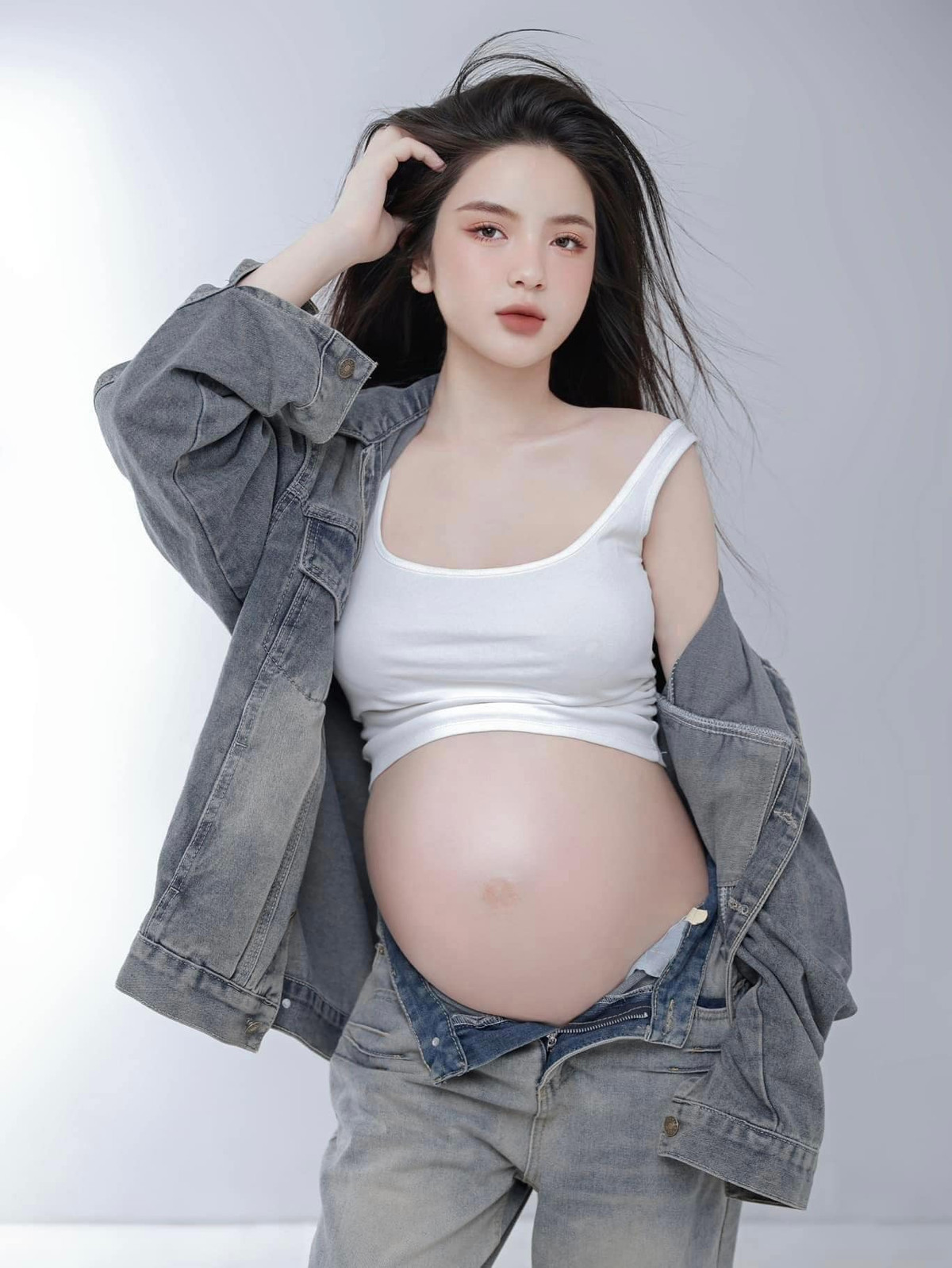 Dù đã bầu vượt mặt, thế nhưng nàng WAGs vẫn giữ nhan sắc tươi trẻ, bụng cũng không hề có dấu hiệu rạn.