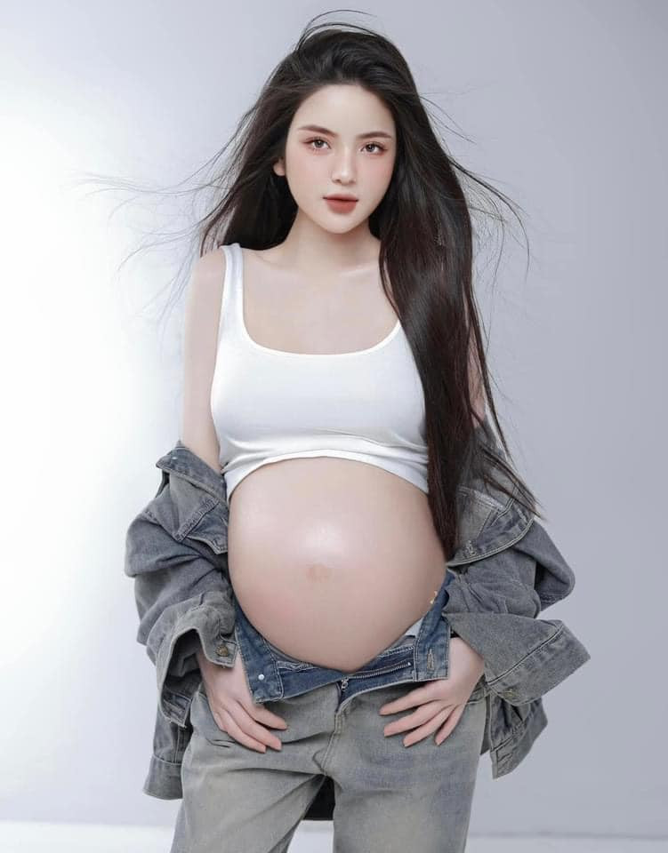 Mẹ bầu Chu Thanh Huyền đầy cá tính với điểm nhấn là bộ trang phục đồ jeans.