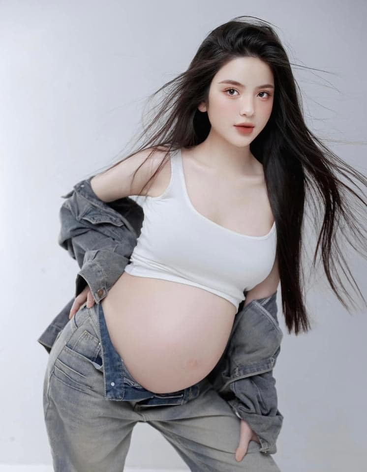 Dù đã tăng cân khá nhiều, song cô vẫn ghi điểm với vẻ rạng rỡ, tươi tắn hết nấc.