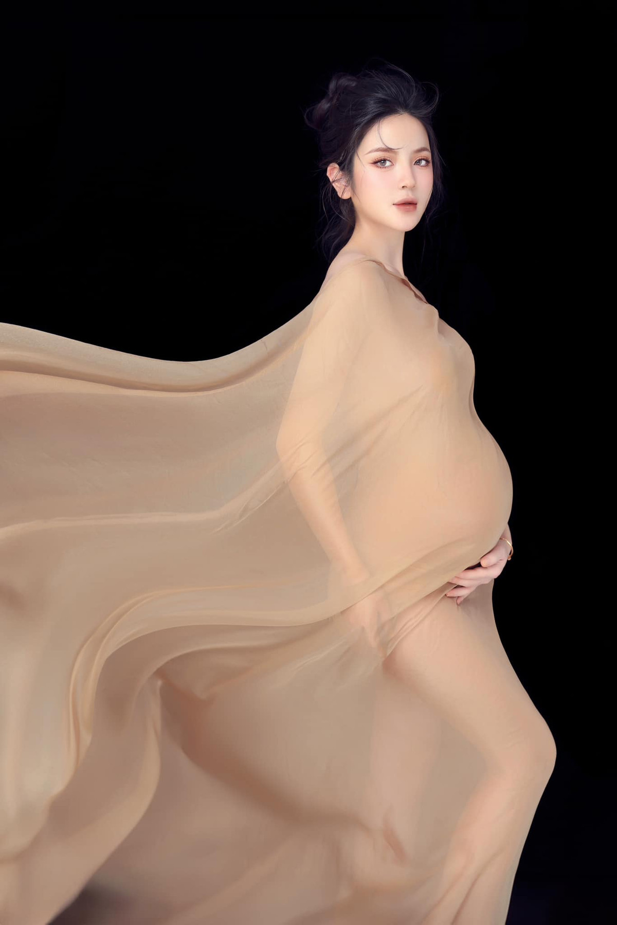 Ngoài hưởng thụ cuộc sống, dưỡng thai, Chu Thanh Huyền vẫn tích cực vác bụng bầu lên livestream "chốt đơn", làm việc xuyên cả kì nghỉ lễ. Cả Quang Hải và Chu Thanh Huyền đều đang bận rộn với công việc riêng, đồng thời chuẩn bị cho ngày đón con đầu lòng chào đời.