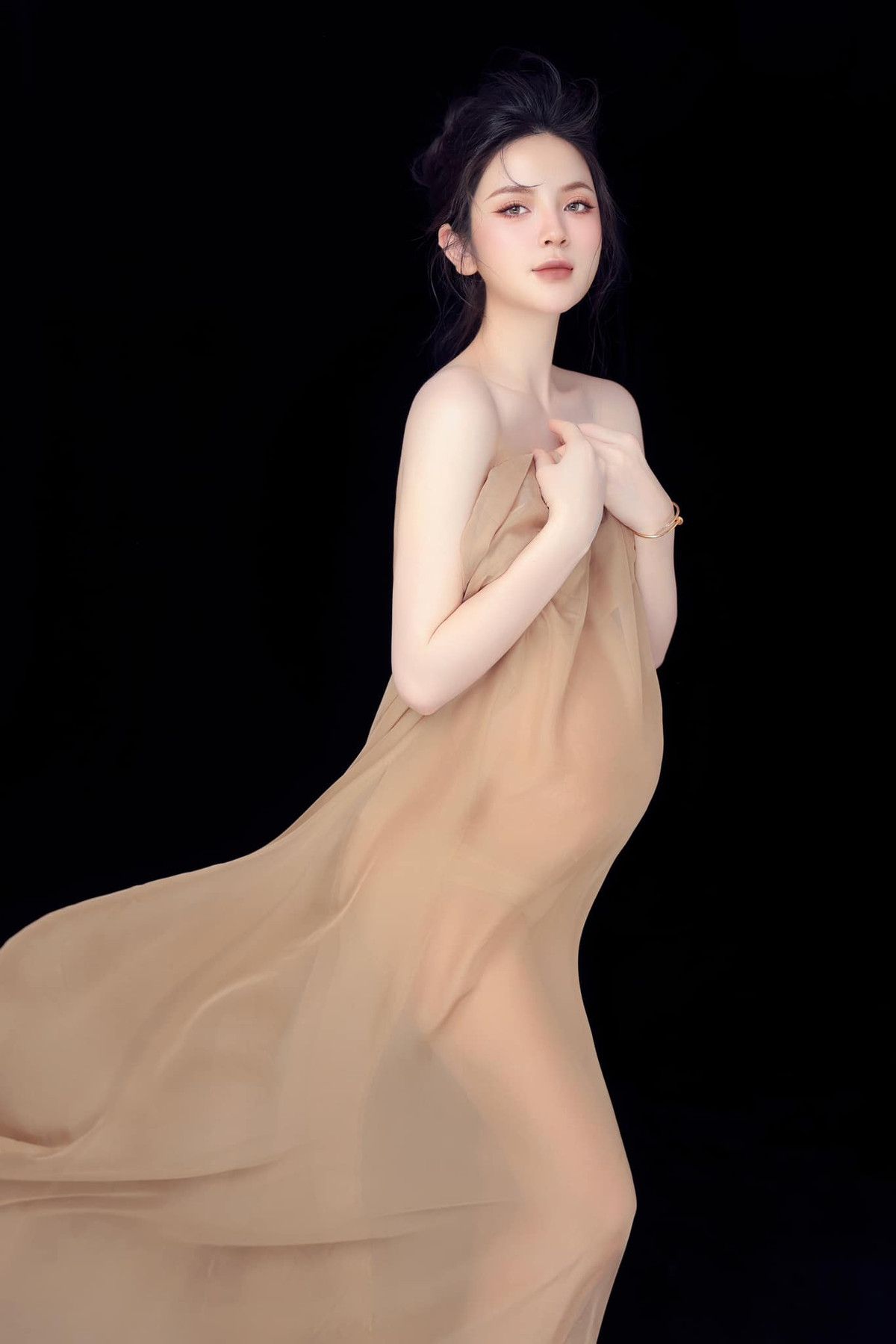 Trước đó, Chu Thanh Huyền cũng lên mạng xã hội nhờ mọi người giới thiệu giáo viên dạy yoga cho mẹ bầu dạy 1 kèm 1. Nàng WAG bày tỏ mong muốn tập yoga trong thai kì để dẻo dai và thư thái hơn.