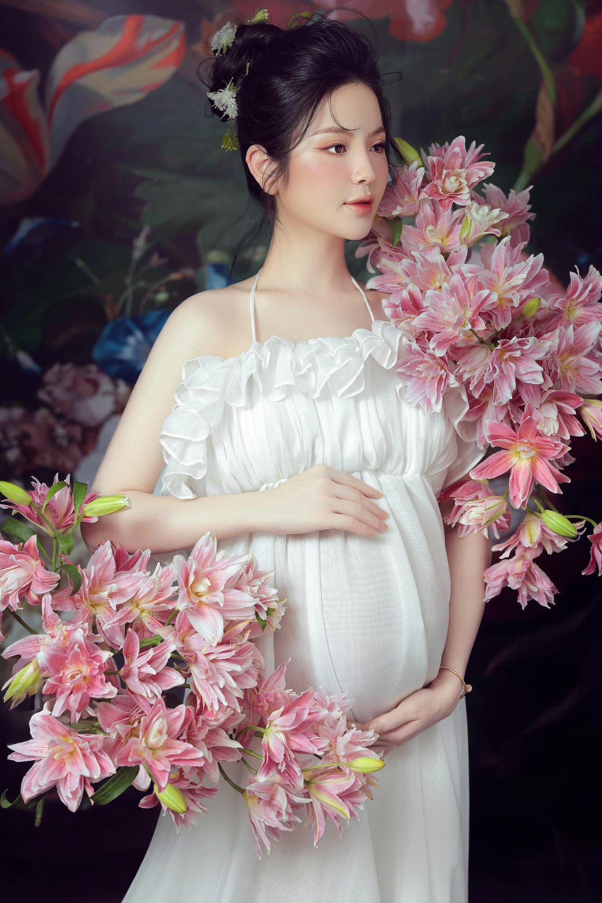 Ngoài ra, cô nàng cũng đăng tải bộ ảnh chụp với concept hoa ly đầy nữ tính.